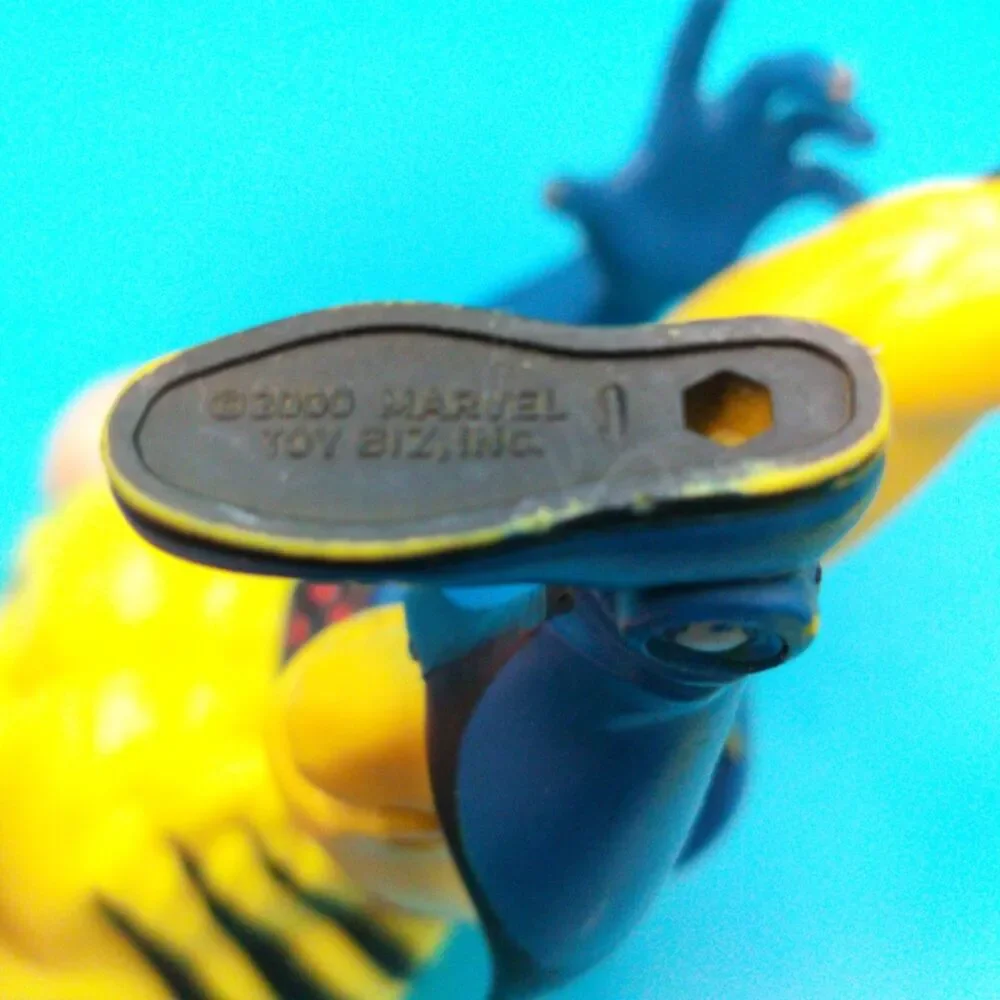 Toy Biz Marvel Wolverine X-Men 2000 Yellow Blue Classic Vintage Action Figure